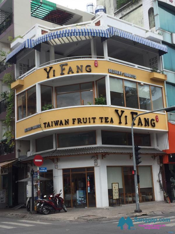 Sang nhanh quán trà sữa nằm ở ngay góc ngã tư Trần Hưng Đạo - Lương Nhữ Học.