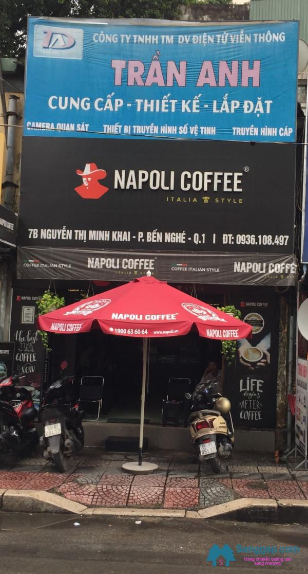 Sang nhanh quán cafe nhượng quyền Napoli nằm mặt tiền đường Nguyễn Thị Minh Khai, quận 1.