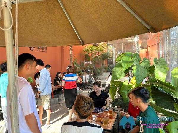 Sang quán cafe