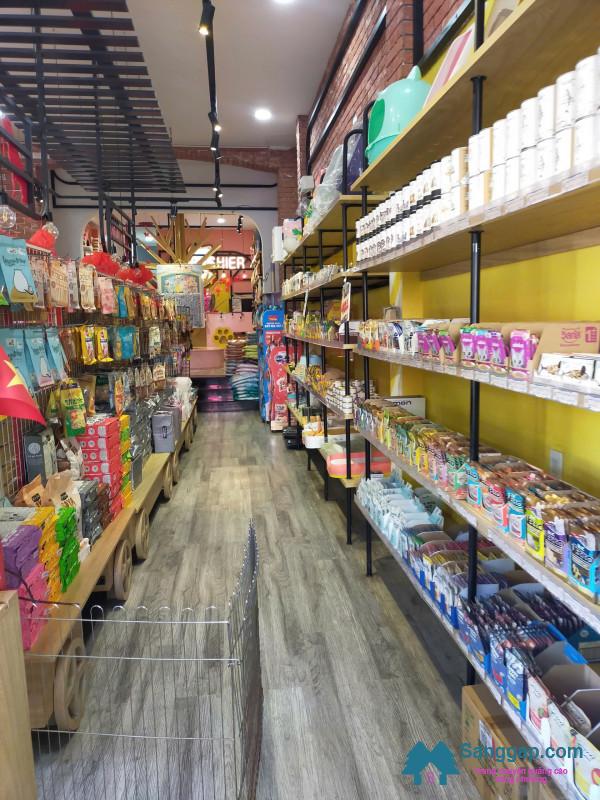 Sang cửa hàng thú nuôi