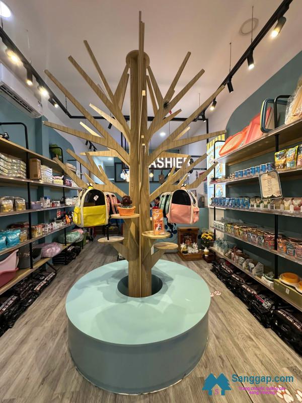 Sang cửa hàng thú nuôi