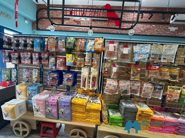 Sang cửa hàng thú nuôi