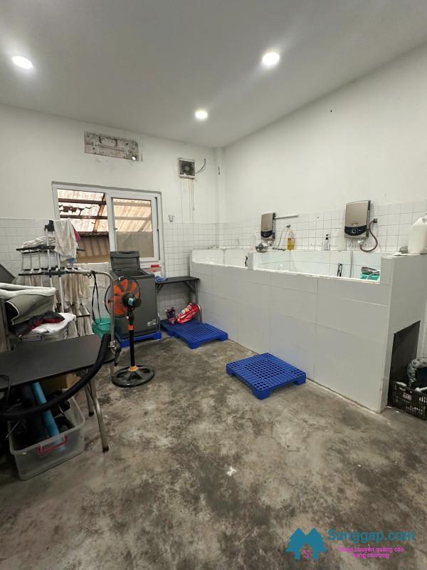 Sang cửa hàng thú nuôi