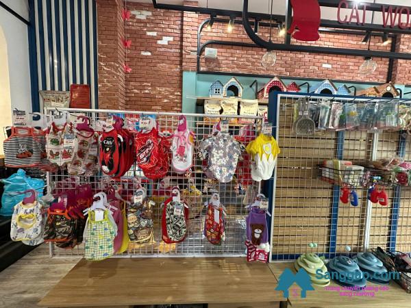 Sang cửa hàng thú nuôi