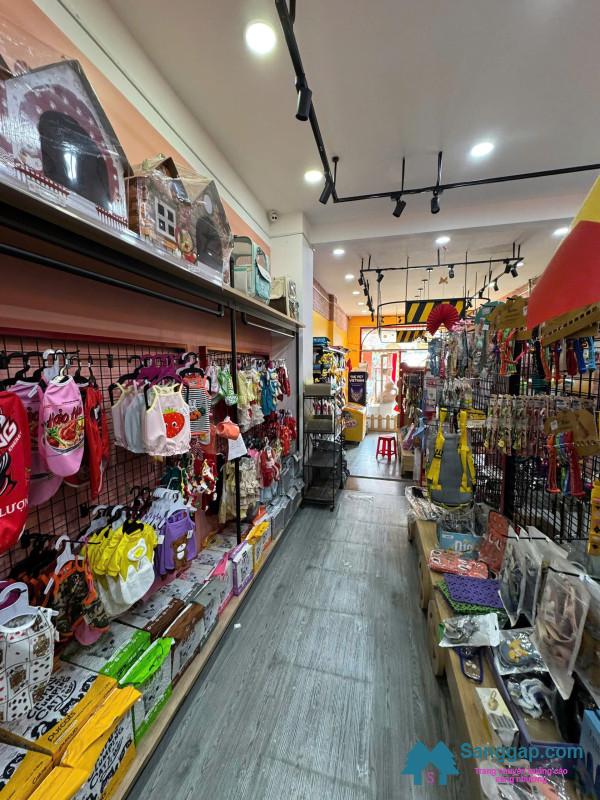 Sang cửa hàng thú nuôi