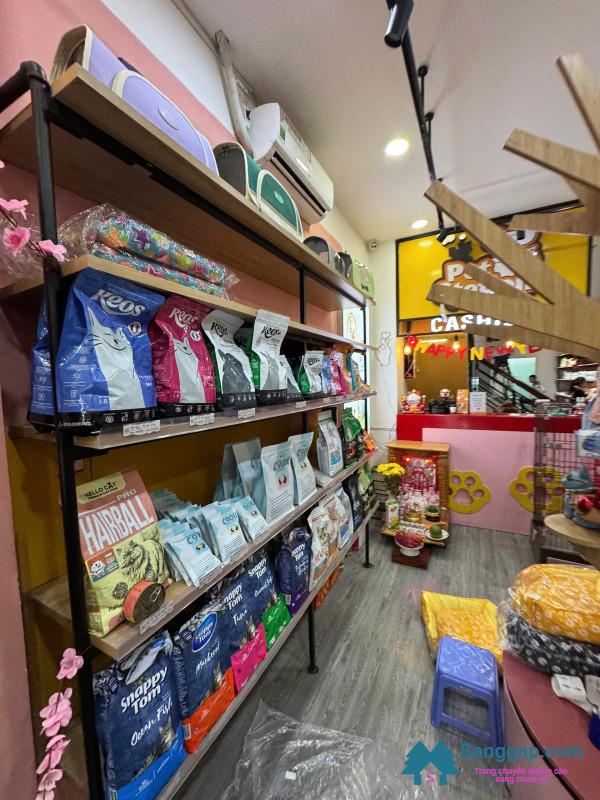 Sang cửa hàng thú nuôi