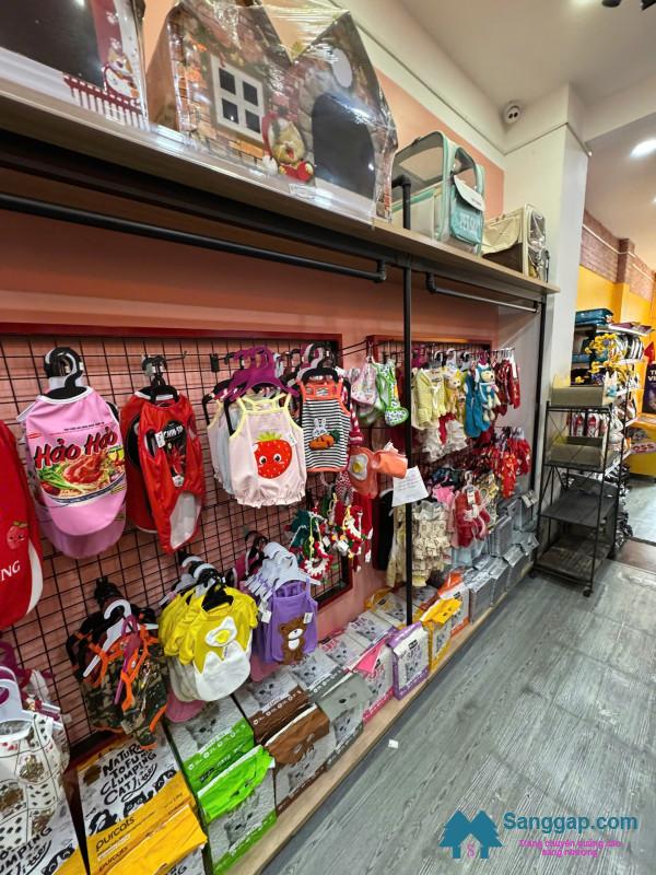 Sang cửa hàng thú nuôi