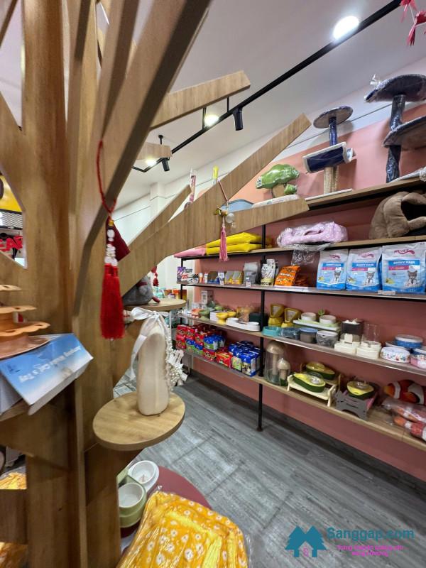 Sang cửa hàng thú nuôi