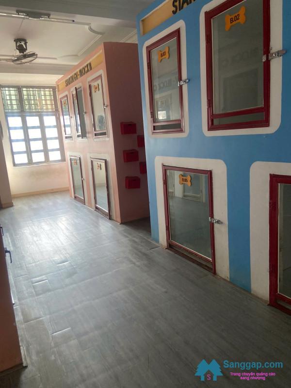 Sang cửa hàng thú nuôi