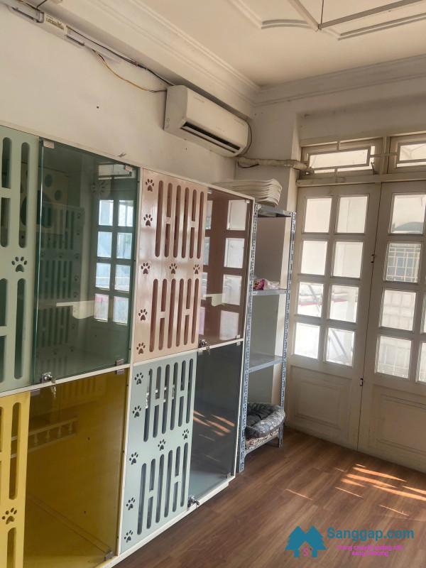 Sang cửa hàng thú nuôi